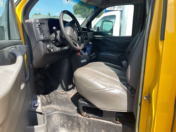 #1376-•-2012-gmc-savana-box-truck-(has-wi-title)-(of)-image-21