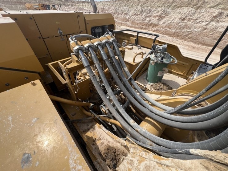 2021-caterpillar-395-image-34