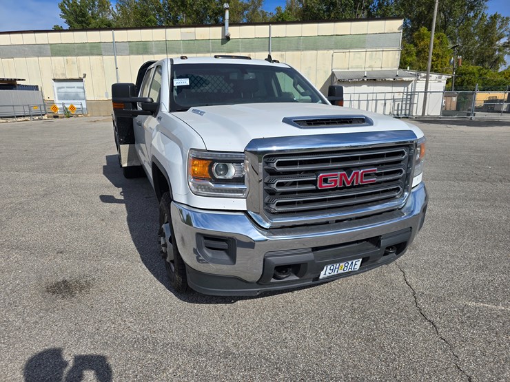 2017-gmc-sierra-3500-image-36