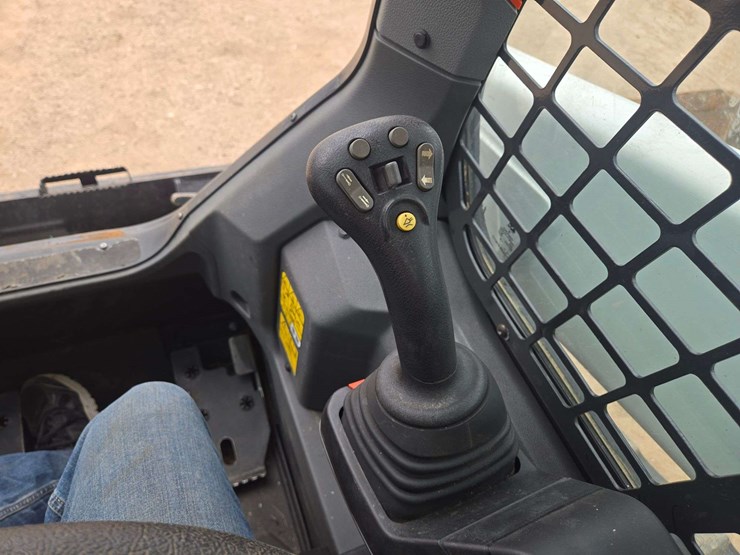 2023-bobcat-t64-image-11