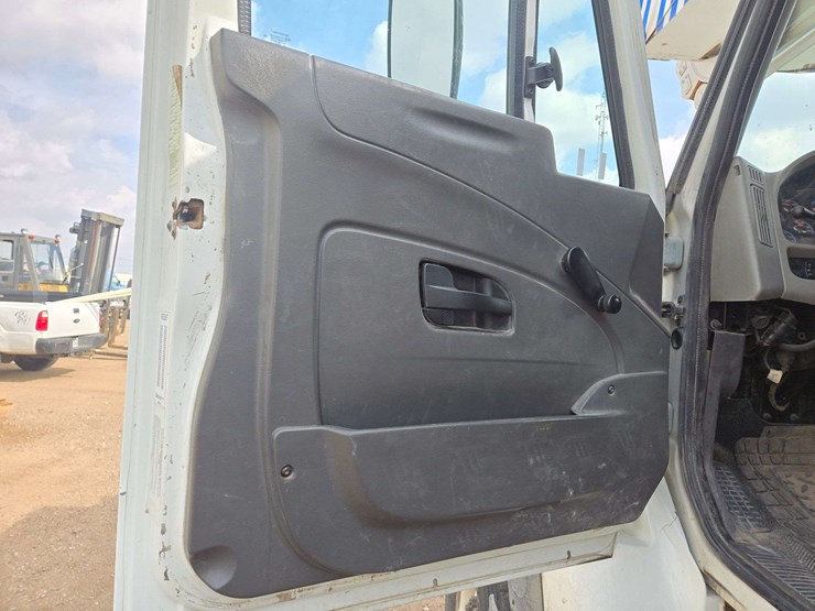 2009-international-7300-image-30