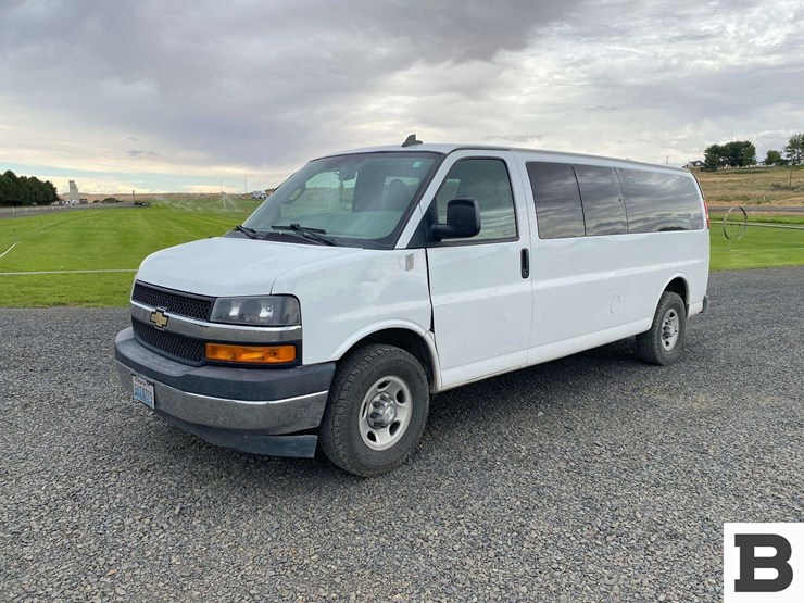 2017-chevrolet-express-3500-image-1