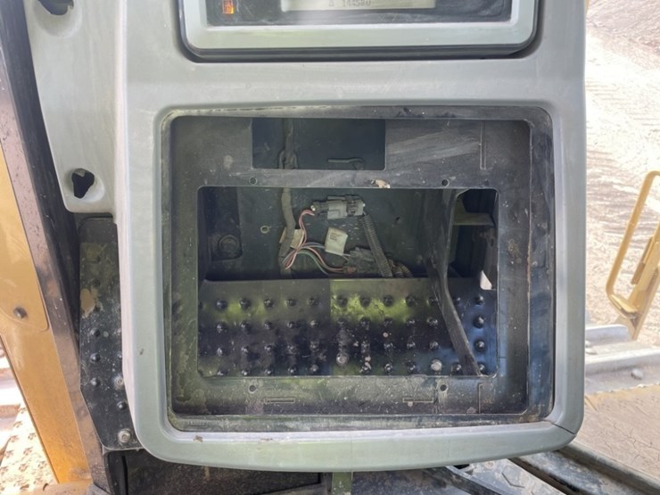 2017-caterpillar-d8t-image-42