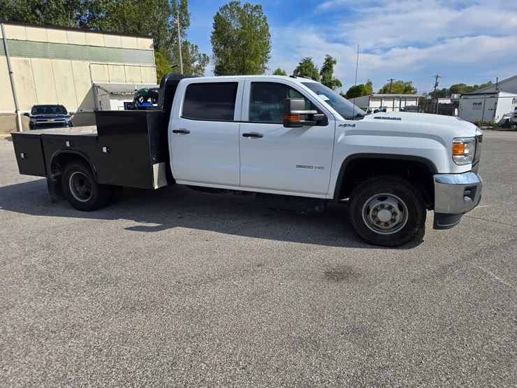 2017-gmc-sierra-3500-image-30