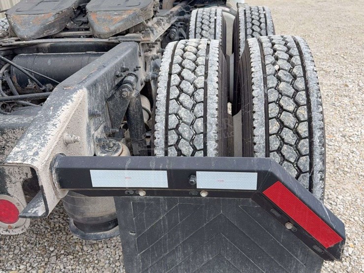 2012-freightliner-cascadia-113-image-35