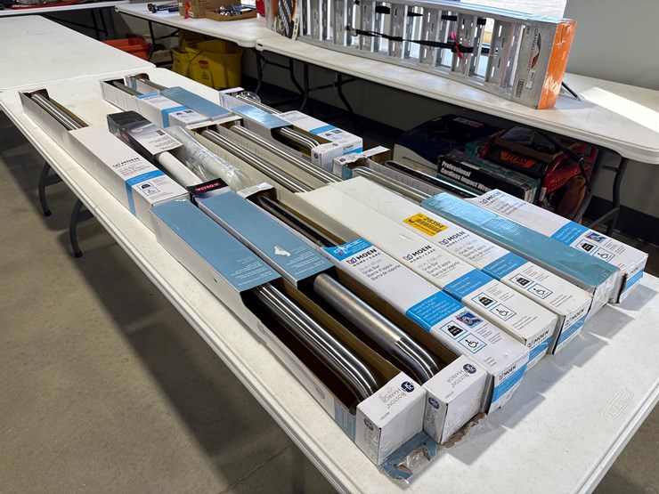 #28394-•-lot-of-various-sizes-of-grab-bars-image-1