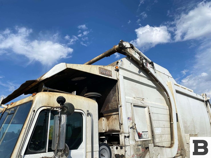 2006-peterbilt-320-image-10