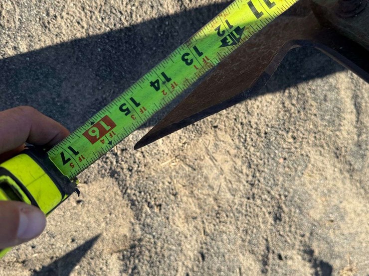 138"-toolbar-with-cultivator-sweeps-image-7