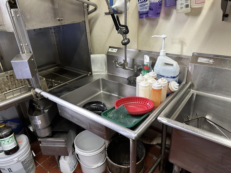 #100-•-waterfront-pub-with-4-bed/2-bath-apartment-image-70