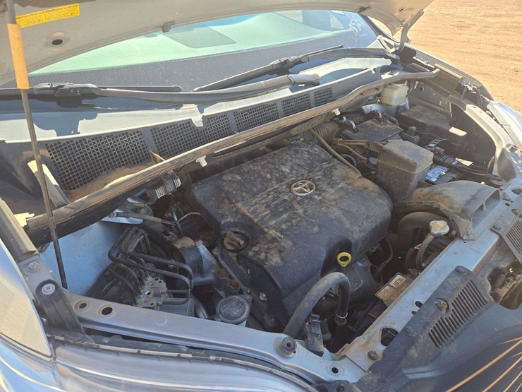 2012-toyota-sienna-le-image-17