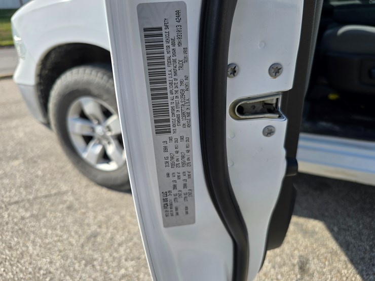 2020-ram-1500-classic-image-36