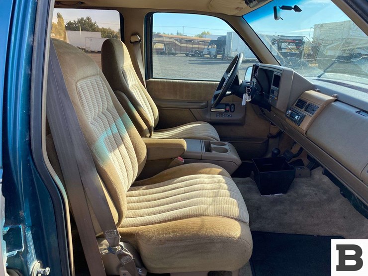 1993-gmc-suburban-image-24