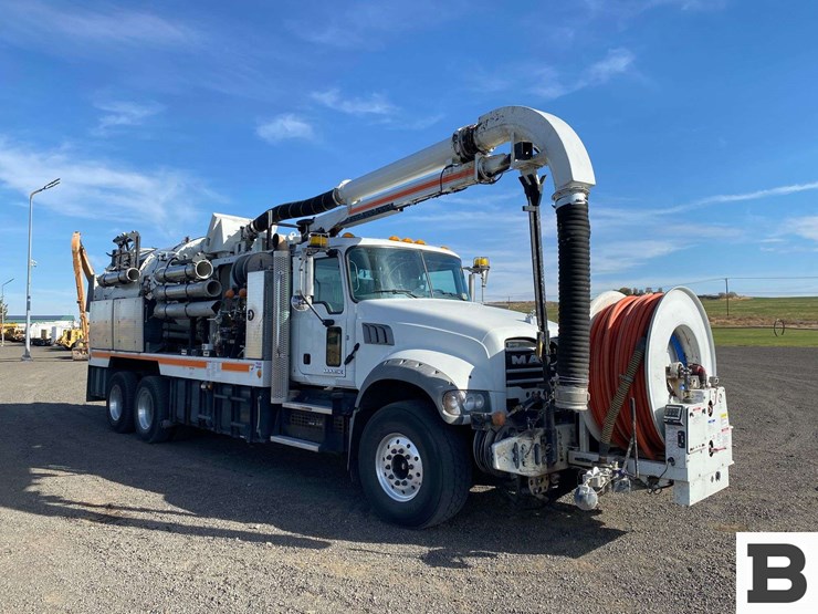 2017-mack-granite-gu713-image-9