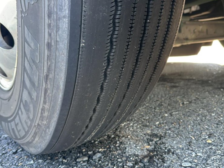 2023-peterbilt-579-image-22