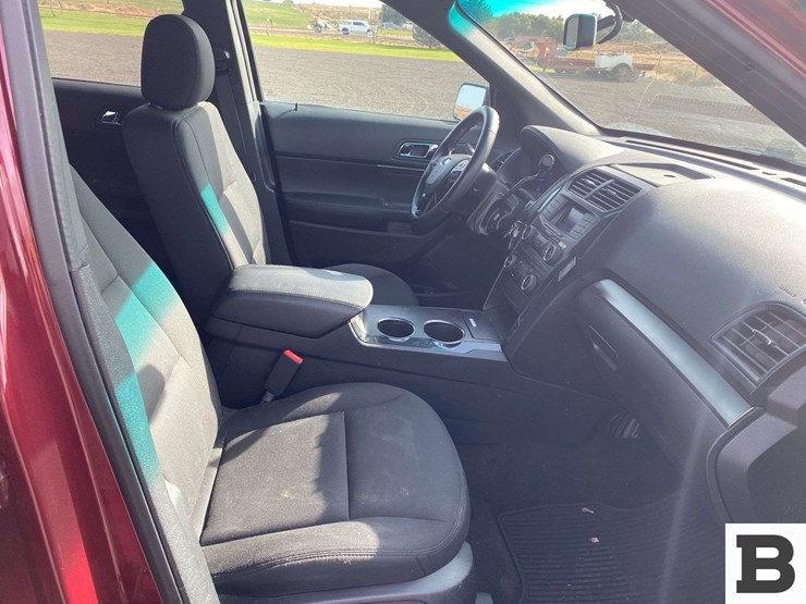 2016-ford-explorer-image-18