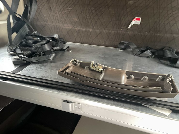 #1372-•-2014-volvo-sleeper-semi-(has-wi-title)-(of)-image-69