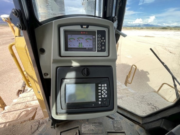 2019-caterpillar-d8t-image-36