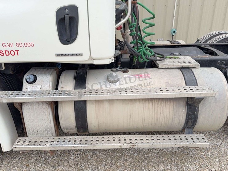 2012-freightliner-cascadia-113-image-97