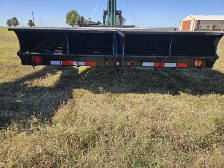 2023-titan-trailer-image-3