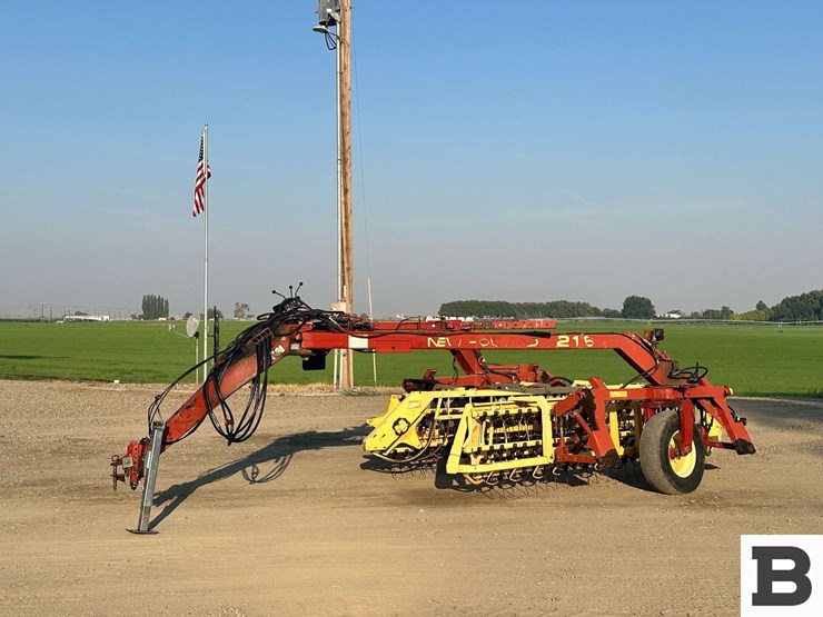 new-holland-216-image-2