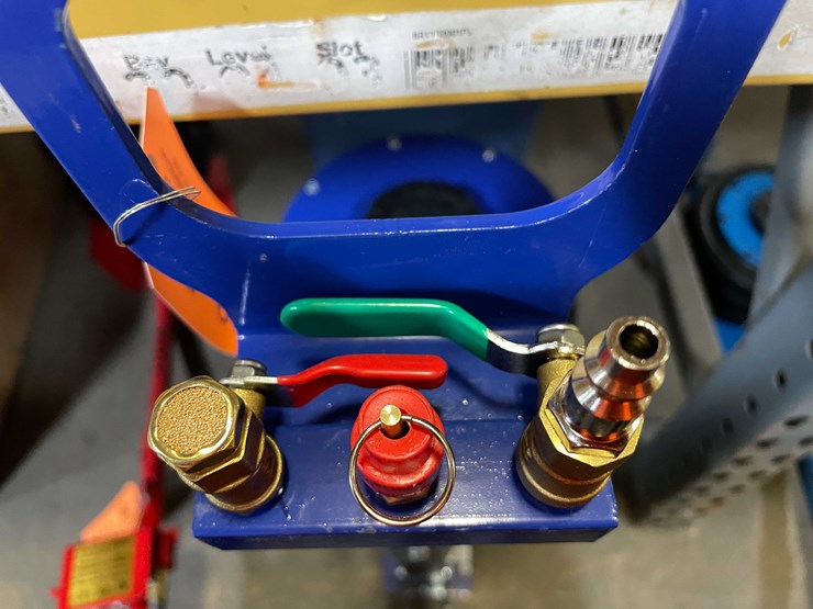 #8532-•-pneumatic-11,000-lb-lift-capacity-air-jack-(pr12)-image-4