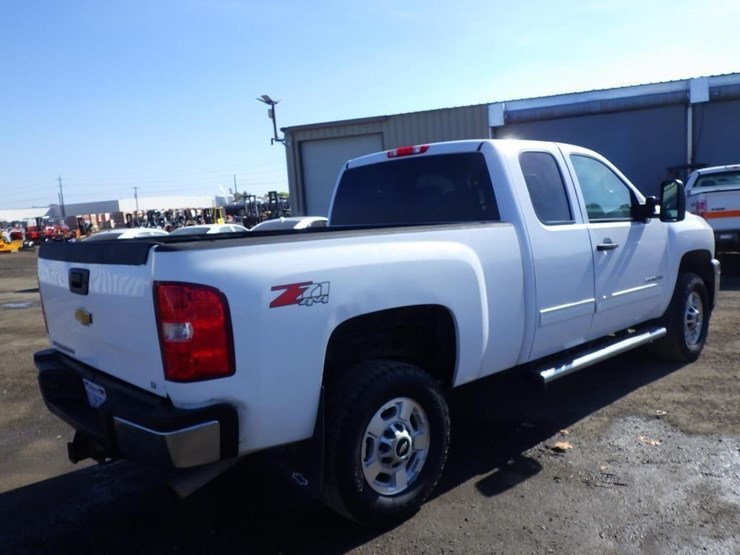 2013-chevrolet-2500hd-image-3