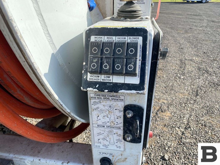 2017-mack-granite-gu713-image-13