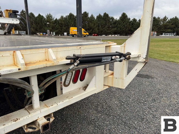 2013-peterbilt-348-image-28