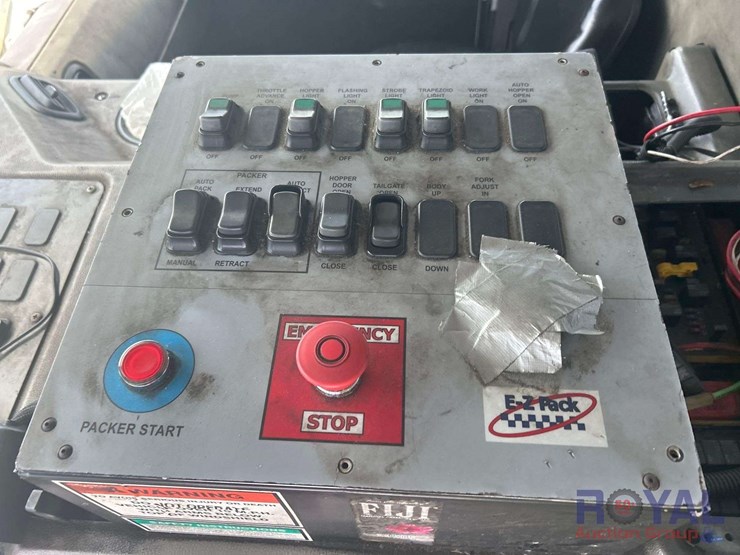 2015-peterbilt-320-image-23