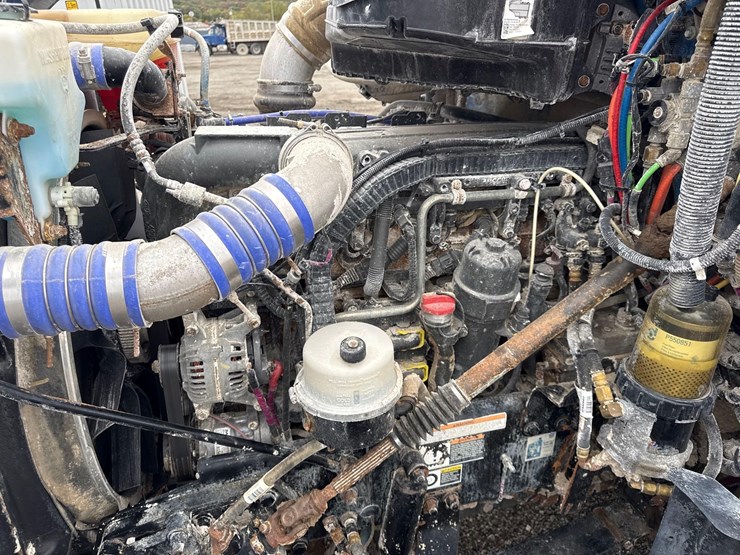 2018-peterbilt-567-image-11