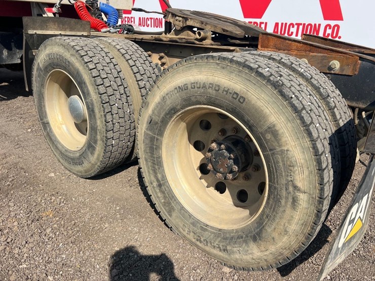 kenworth-t/a-day-cab-road-tractor-image-17