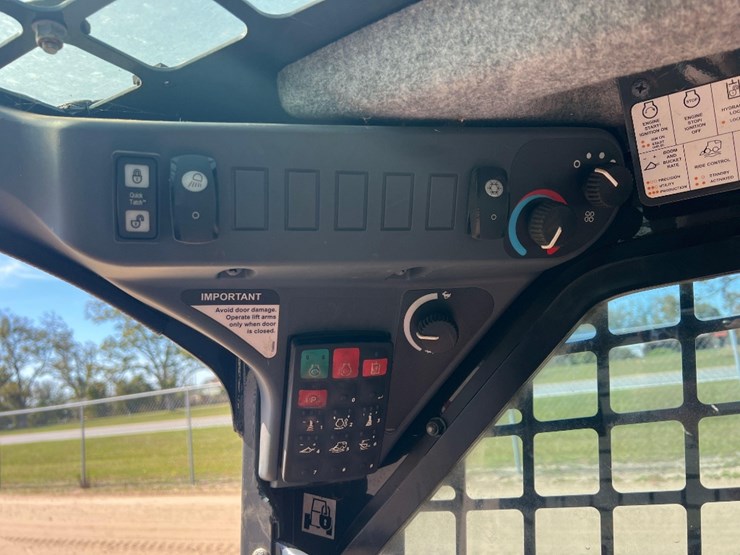 2020-deere-317g-image-28