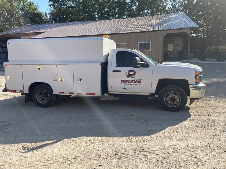 #1007-•-2017-chevy-3500-diesel-utility-truck,-(has-title)-image-4