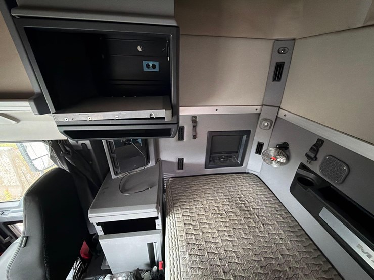 2019-mack-anthem-64t-image-29