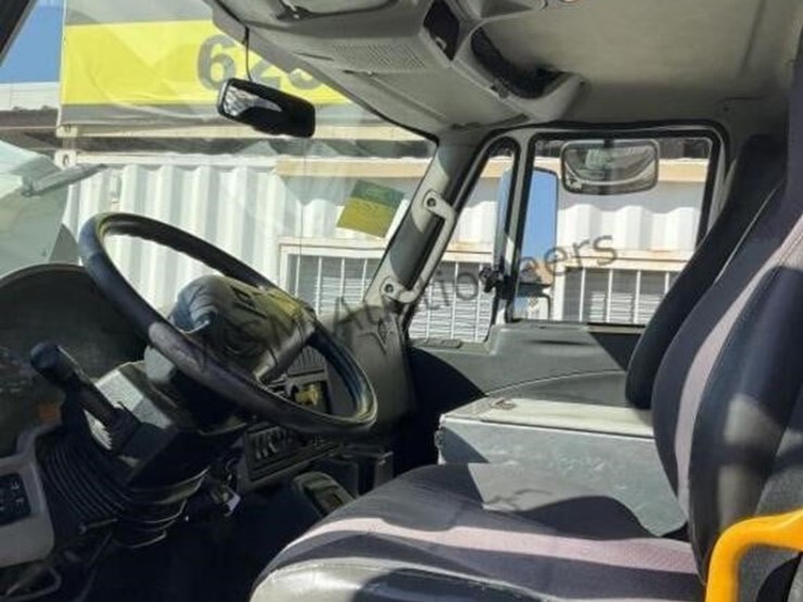 2015-international-7400-image-30