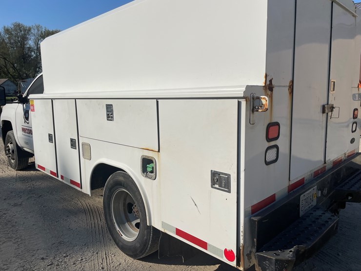 #1007-•-2017-chevy-3500-diesel-utility-truck,-(has-title)-image-24