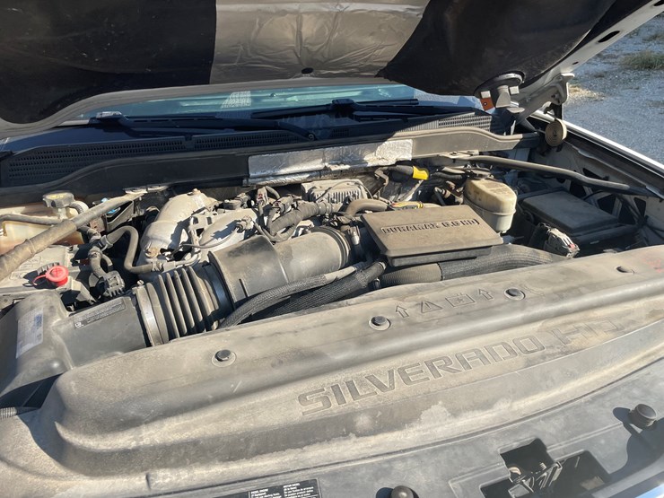 #1007-•-2017-chevy-3500-diesel-utility-truck,-(has-title)-image-32