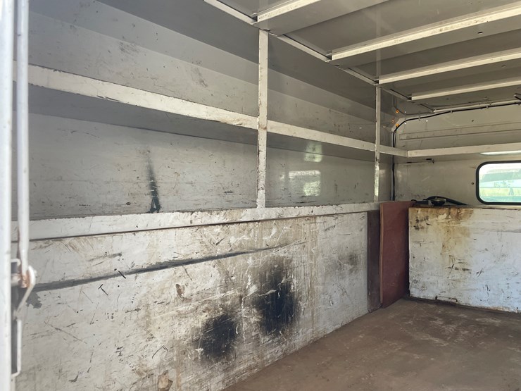 #1007-•-2017-chevy-3500-diesel-utility-truck,-(has-title)-image-23