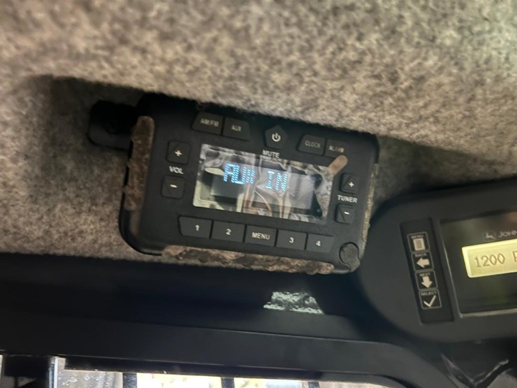 2018-deere-317g-image-24