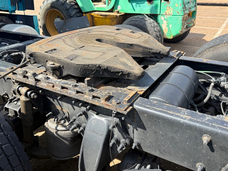 2015-freightliner-cascadia-113-image-14