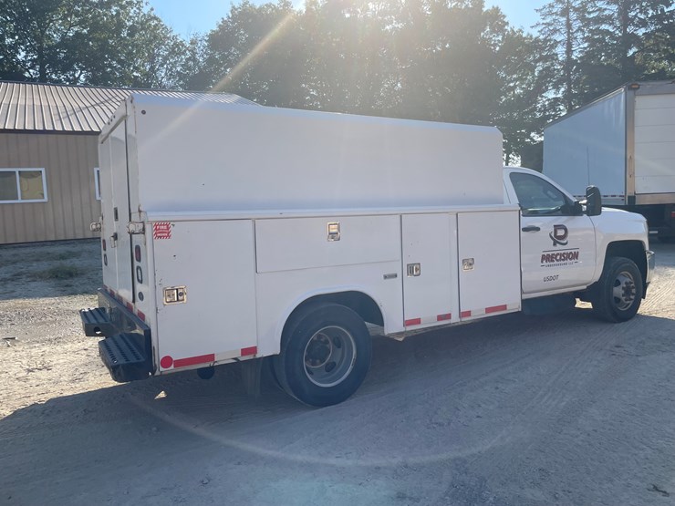 #1007-•-2017-chevy-3500-diesel-utility-truck,-(has-title)-image-5