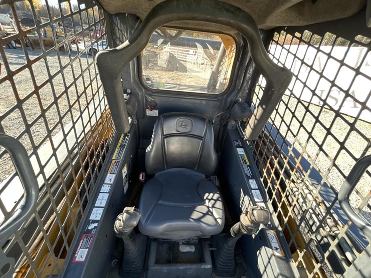 2016-deere-326e-image-46