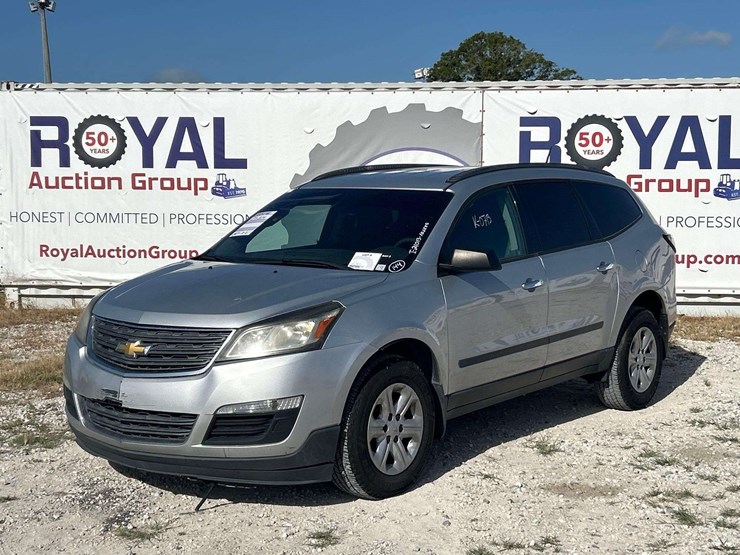 2017-chevrolet-traverse-ls-image-1