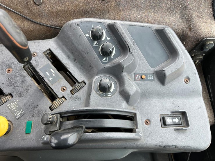 new-holland-8770-image-33