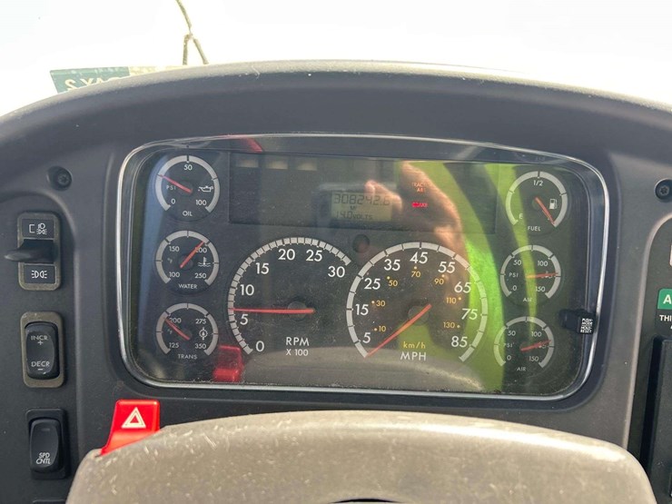 2007-freightliner-b2-image-12