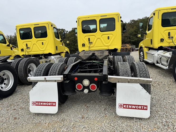 2018-freightliner-cascadia-126-image-5