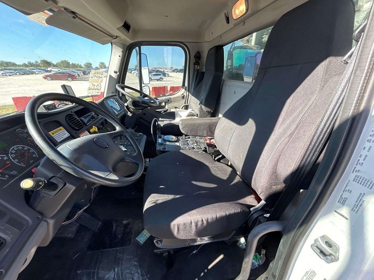 2020-freightliner-m2-106-elgin-whirlwind-series-mv-street-sweeper-truck-image-27