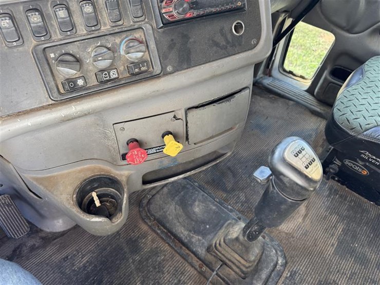 2005-peterbilt-387-image-24