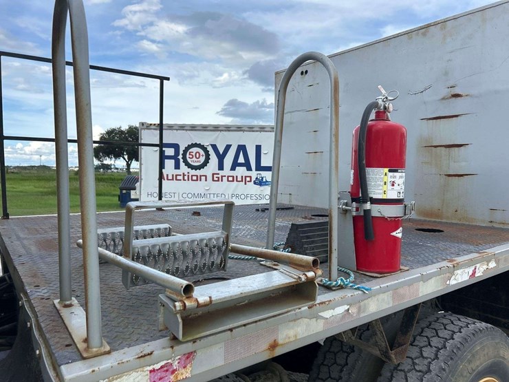 2004-mack-cv713-granite-fuel-and-lube-truck-image-18