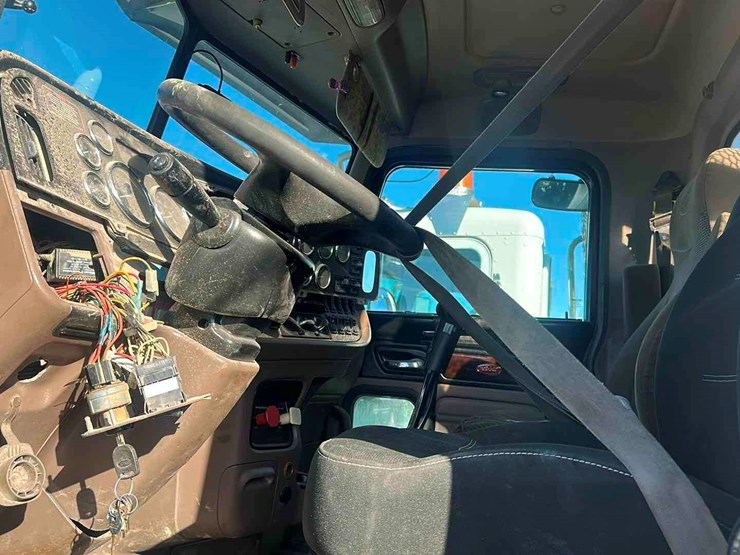 2012-peterbilt-367-image-7